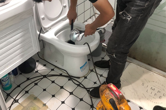 伊川马桶堵塞自己疏通还是找师傅？专业上门服务让你省时更省心